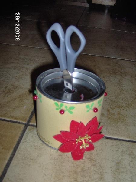 une bo�te � ficelle avec les ciseaux